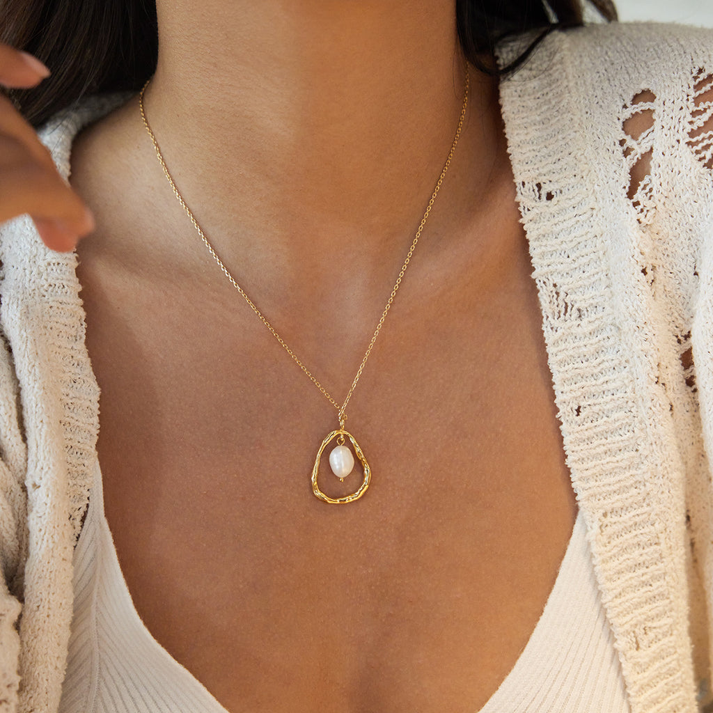 Gold Irregular Frame Pearl Pendant Necklace - Minimalist Organic-Style Dainty Choker for Women (Daily/Casual/Office Wear)
